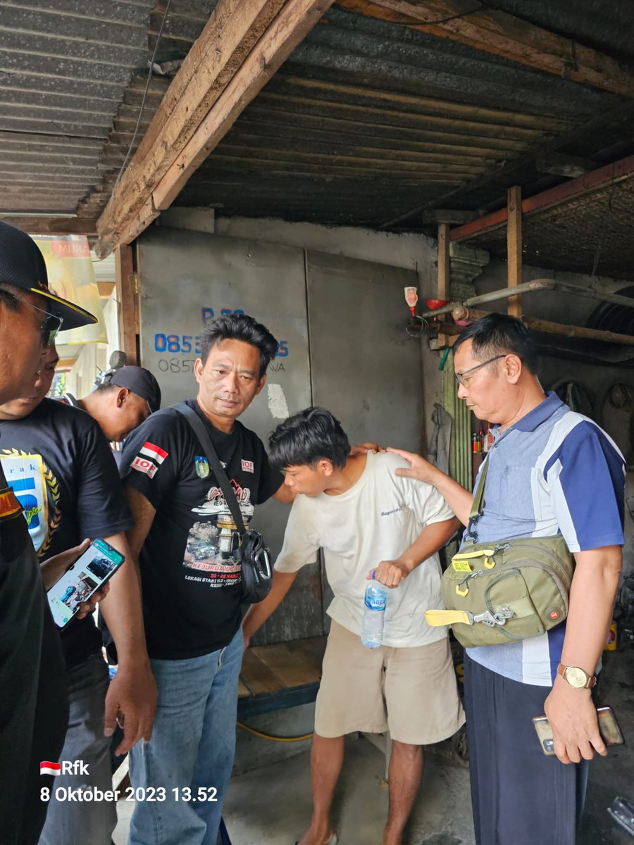 amrudinnejad_'s tweet photo. Alhamdulillah, setelah seminggu dalam Pengejaran akhirnya Sahabat Banser berhasil menangkap Pelaku Penusukan terhadap Mbah No di Kediri Tanpa Perlawanan

Banser selalu sigap, tetap bertindak sesuai Prosedur, tanpa main hakim sendiri 💚🙏
https://t.co/U0tdDoPn9L https://t.co/Sv2OdMI31z