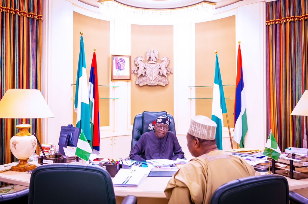 officialABAT's tweet photo. Moving Nigeria Forward.

Received a briefing from SGF Akume at the State House this morning.

All hands must be on deck in the great task of positioning our dear nation for progress.

#Focused
#RenewingNigeria https://t.co/VYzaHyUoU4