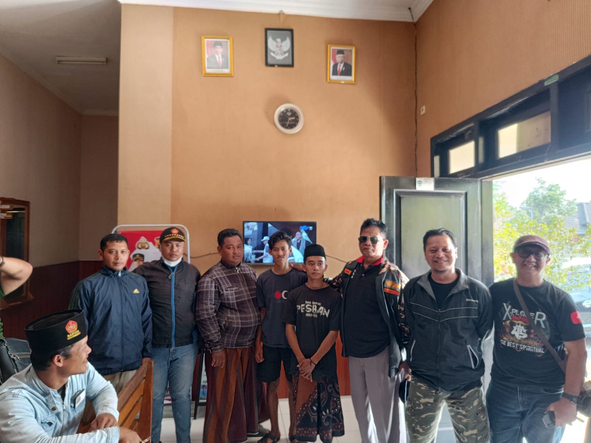 amrudinnejad_'s tweet photo. Alhamdulillah, setelah seminggu dalam Pengejaran akhirnya Sahabat Banser berhasil menangkap Pelaku Penusukan terhadap Mbah No di Kediri Tanpa Perlawanan

Banser selalu sigap, tetap bertindak sesuai Prosedur, tanpa main hakim sendiri 💚🙏
https://t.co/U0tdDoPn9L https://t.co/Sv2OdMI31z