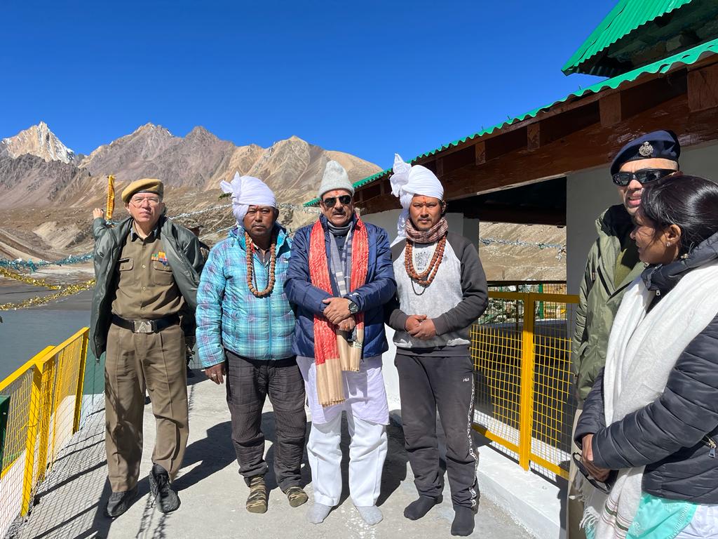AjaybhattBJP4UK's tweet image. Inspected the construction of border roads from Jolinkong to Adi Kailash. The Border Roads Organisation (BRO) is doing an excellent job in the remote mountainous regions. 🏞️🚗 #RoadInspection #BorderRoads #India