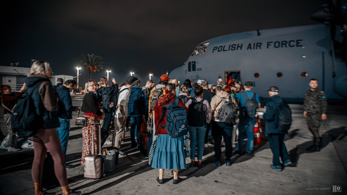 Poland_MOD's tweet photo. Thanks to the professionalism and experience of 🇵🇱military pilots, the safe evacuation of Poles from Israel has continued uninterrupted since yesterday.
Three planes have already landed in #Warsaw, and a fourth one is on its way to 🇵🇱.
We thank you for your service. https://t.co/5OTAa7jvA6