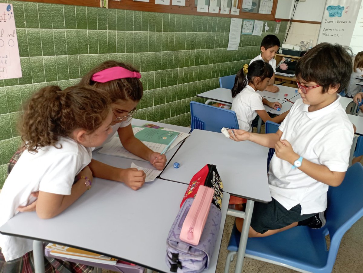 manyanetblanes's tweet image. A #3rEP fem un joc de cubs per aprendre a fer desigualtats! #josocmanyanet #blanes #matemàtiques #somfamília #juntsiambesperança