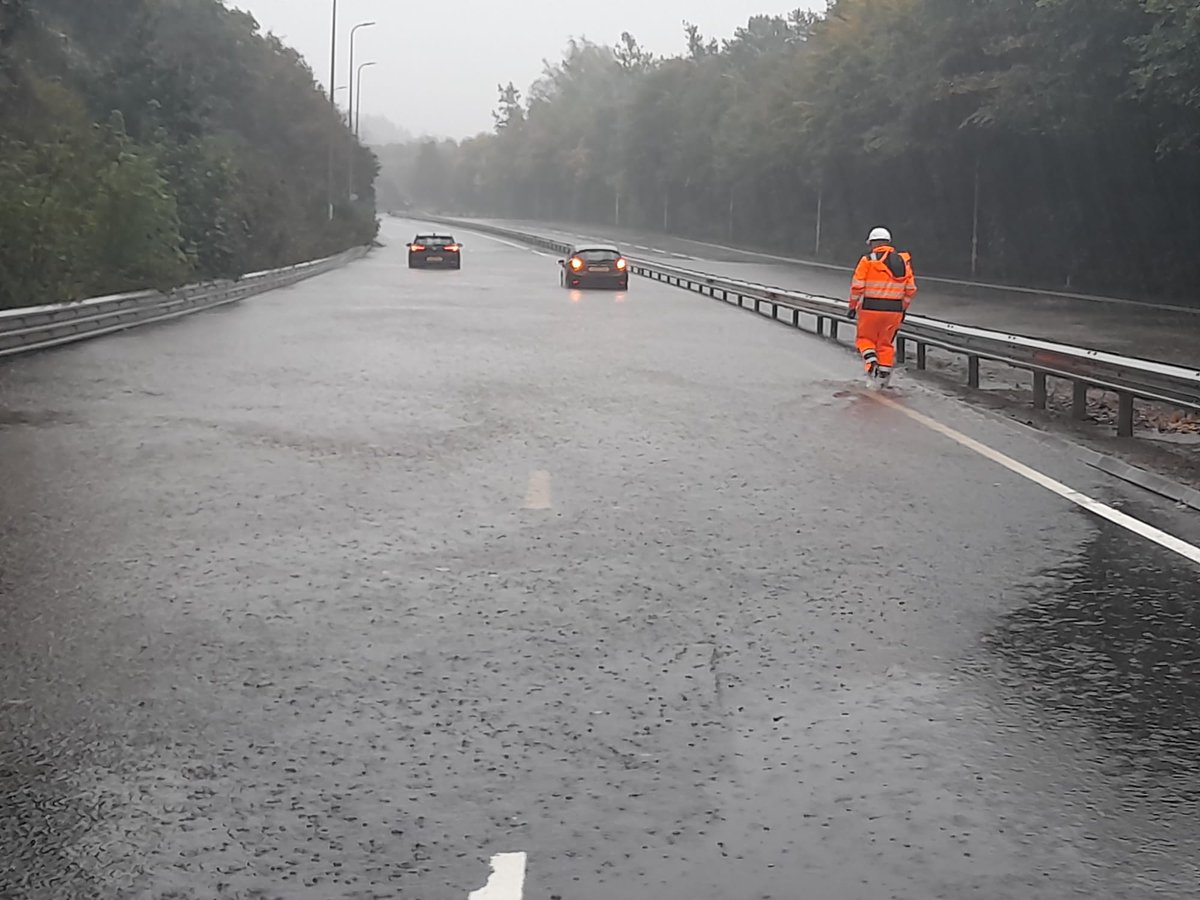 It never rains but it pours☔ 

Below are some images of the flooding during the amber weather warning! 

We would like to give a special thanks to the road operating companies who have been working tirelessly to get our network moving once again❤️  

#KeepScotlandMoving