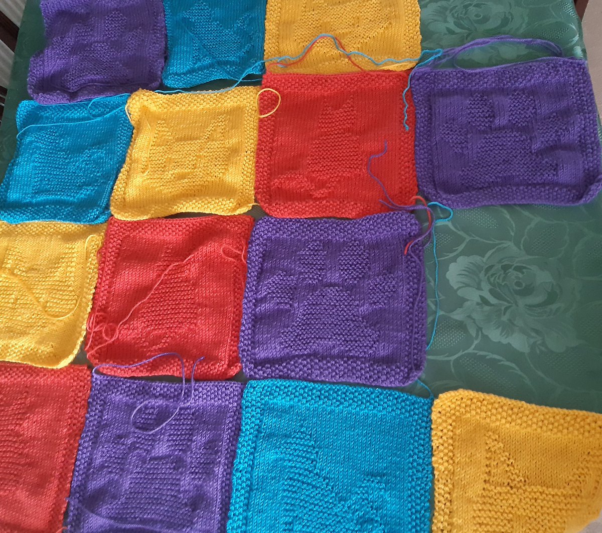 patiotrip's tweet photo. @DailyPicTheme2 #plan for 2 more squares then #sewingup https://t.co/bEMnogx8Xz