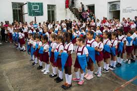 #Cuba amanece pintada de azul, porque más de 111 070 de sus pioneros recibirán hoy la pañoleta que encarna ese tierno color. Feliz día a nuestros pioneros . #CubaCoopera