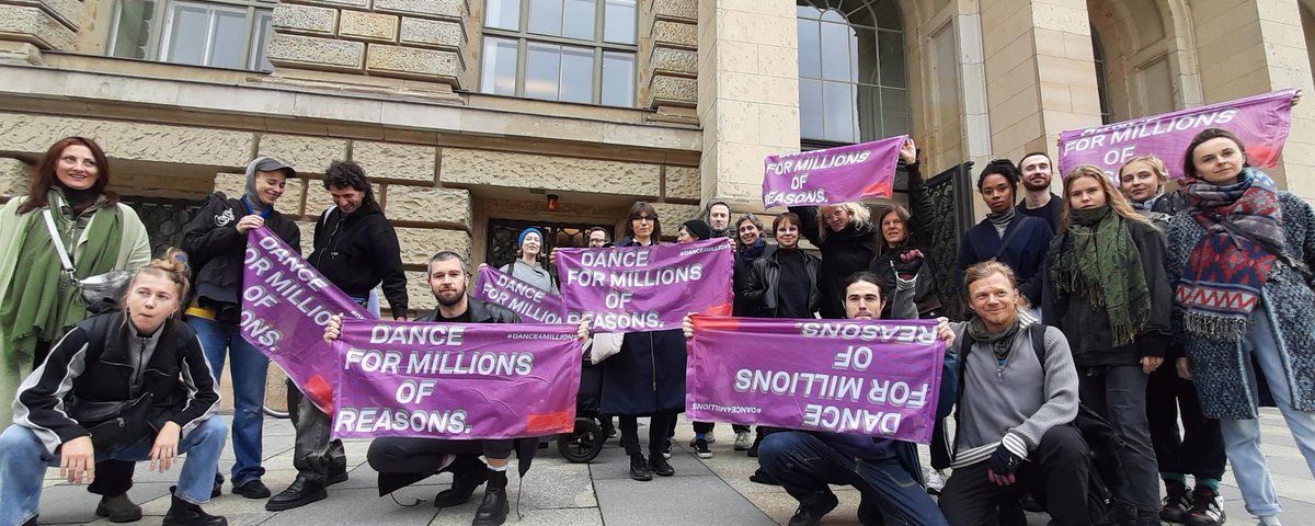 Der TANZ vorm Abgeordnetenhaus: Es geht in der heutigen 2. Lesung im Kulturausschuss mindestens um die vollständige Rücknahme der Kürzungen im Tanz! #RunderTischTanz #Dance4Millions #TanzRaumBerlin