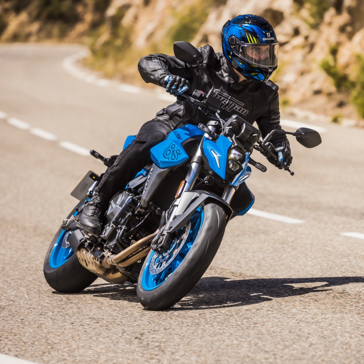 SuzukiBikesUK's tweet photo. Low-down torque 🔥
Bi-directional quickshifter 💙
5"" colour TFT ✅
All this and more from the new middleweight naked king 🙌
https://t.co/k30kz0UIbg
#GSX8S #Quickshifter #SuzukiBikes https://t.co/Fi6yyKyeD6