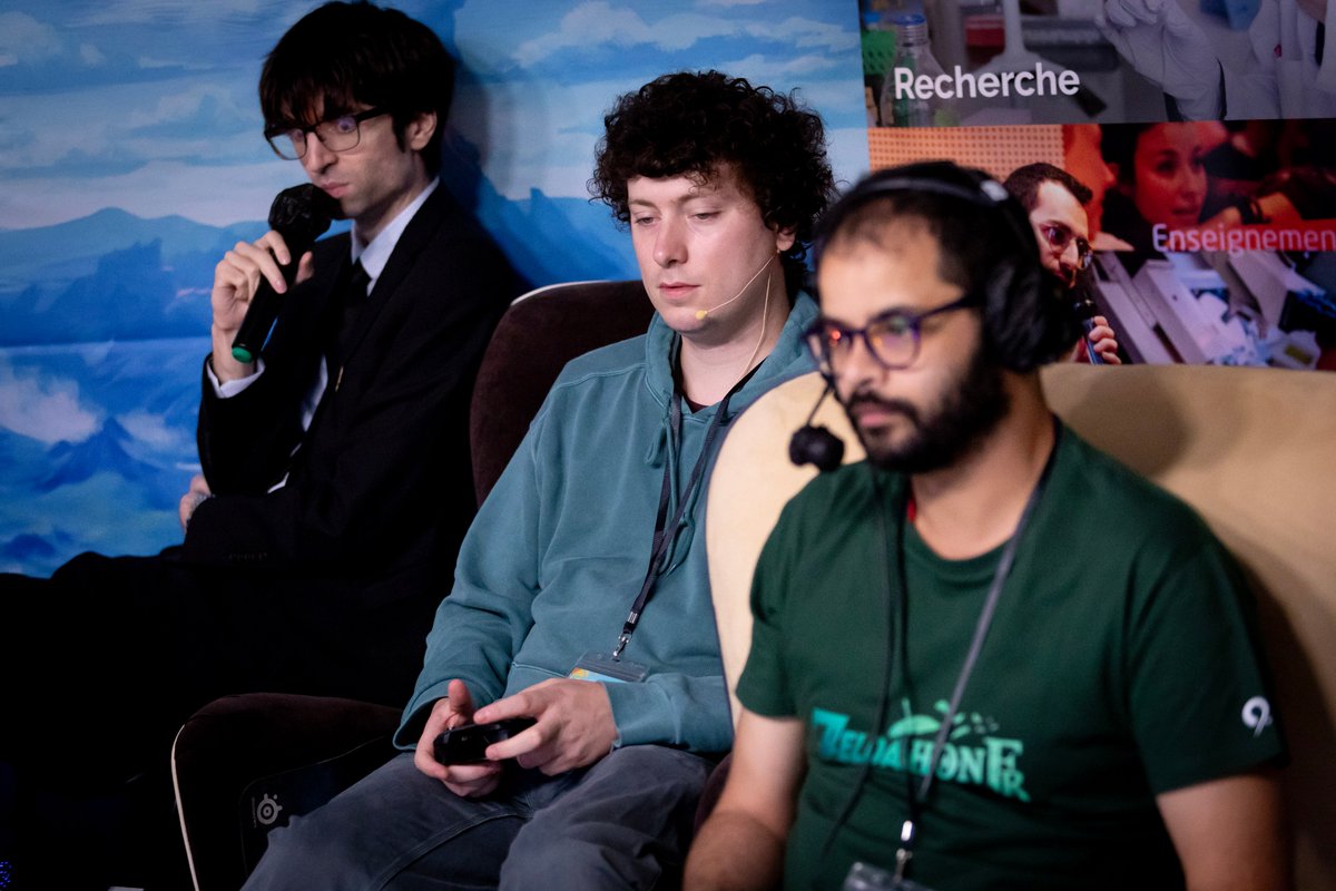 ZeldathonFR's tweet photo. Ils ont été aidé d'un troisième joueur qui n'est autre que le génialissime @AifeTV 💙et d'un commentateur d'exception : @STAetienne ❤️. Si vous êtes curieux de comment se passe un randomizer dans un jeu aussi grand, c'est une obligation de regarder la rediffusion ce soir. https://t.co/lakduxgYAf