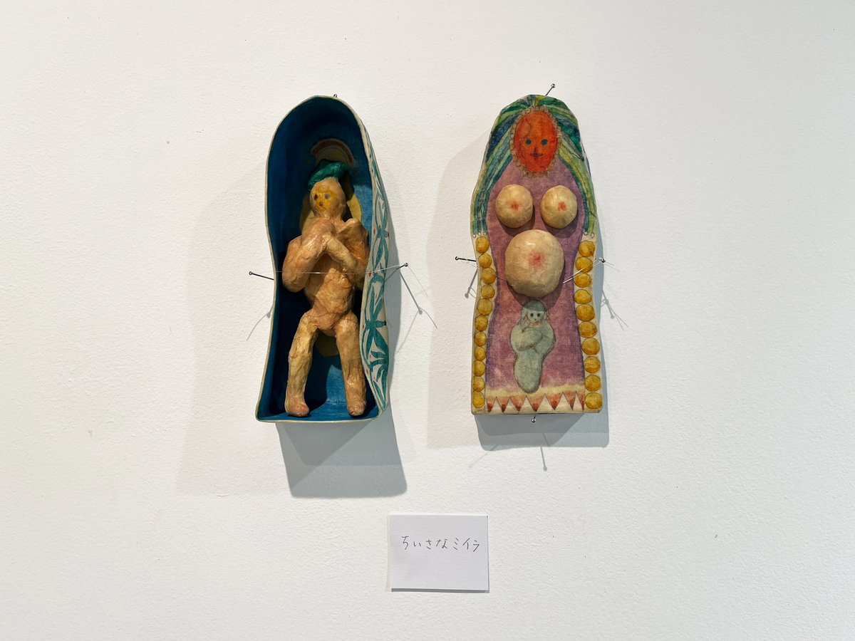 hamuzou's tweet photo. アンファロポプハギさんの個展「そして冒険はつづく」で印象深かった作品。《ちいさなミイラ》。 https://t.co/ImA498NqL3