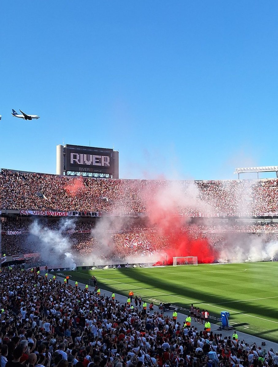 frabigol's tweet photo. Si es tan fácil llenar la cancha, ¿porque River es el PRIMER club del continente en llenar la cancha durante UN AÑO ENTERO, TODOS los partidos?

Mientras algunos no pueden llenar ni media canchita en un clasico. en River no alcanzan las tribunas. La hinchada mas popular del país. https://t.co/HX8XXiwm37