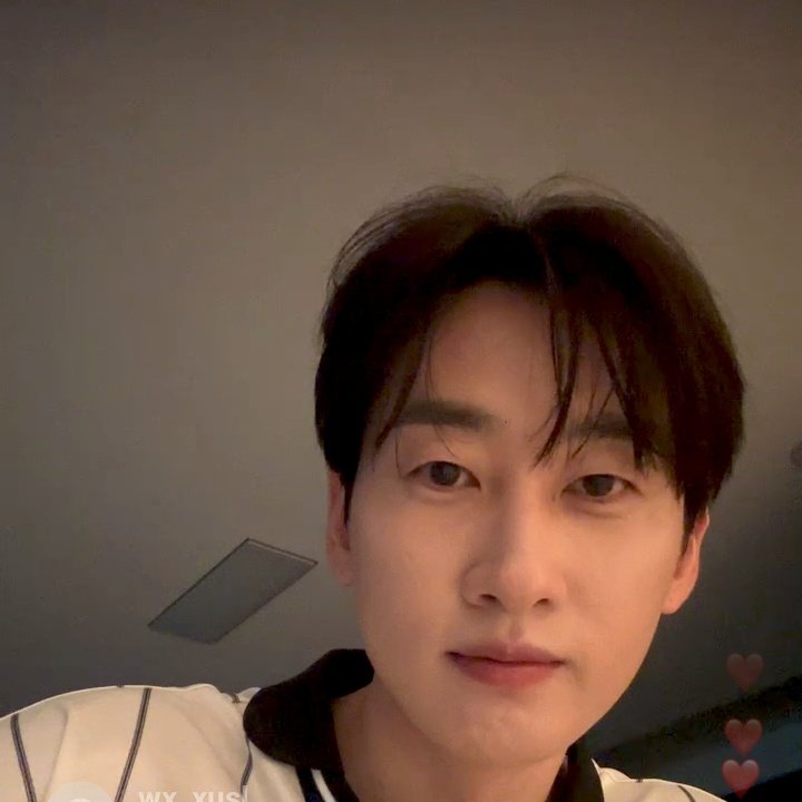 eundainee's tweet photo. Que lindo es Hyukjae preguntando si borraba el live o lo guardaba y decidió dejarlo un día😭

Muchas gracias me lo perdí por la necesidad básica de dormir:) https://t.co/DNI9Wlfri7
