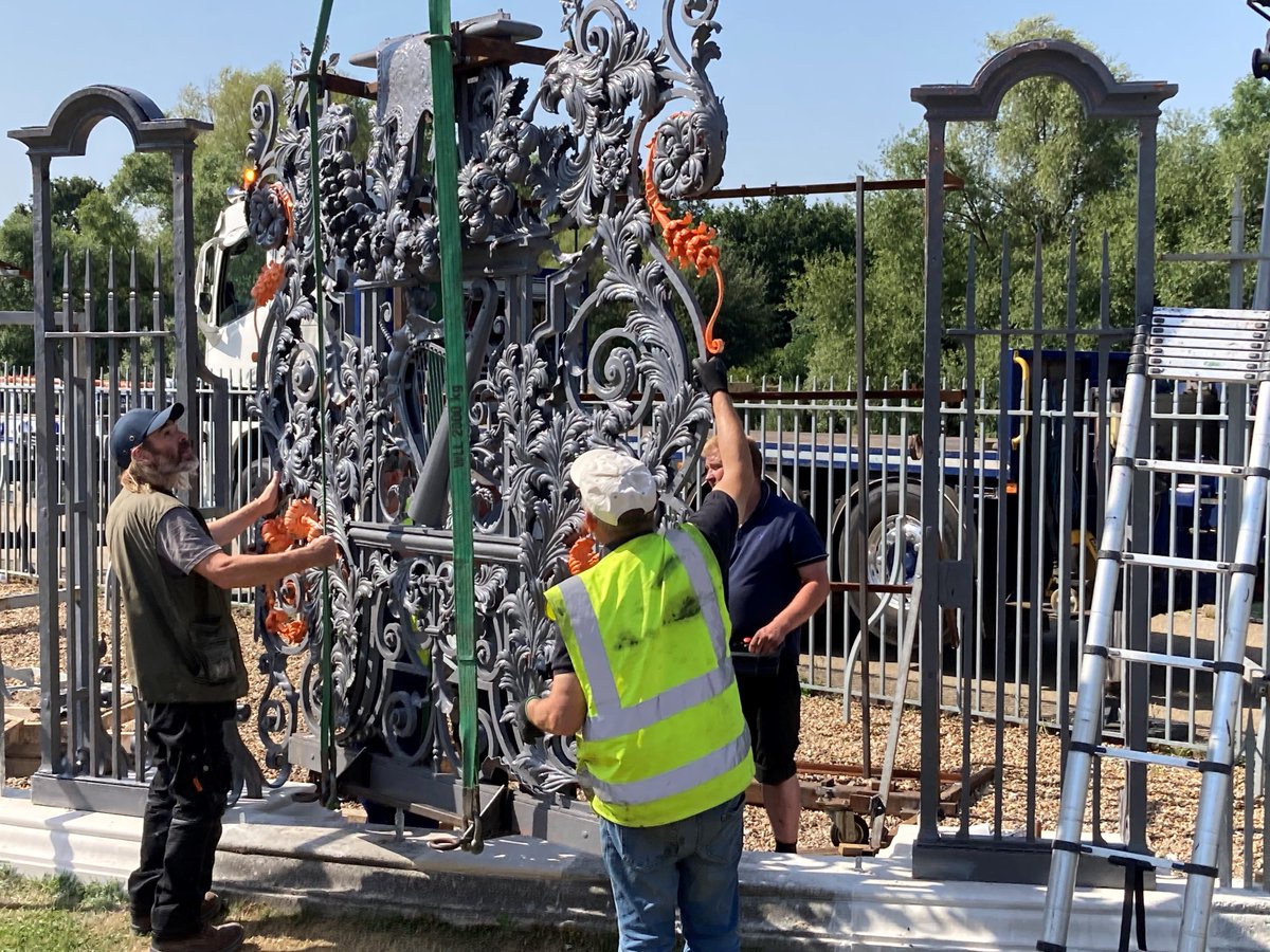 The winner of this year's NHIG Award for Metalwork Conservation is the Tijou screen in the Privy Garden at Hampton Court Palace, which was in the judges' opinion an exemplar of best conservation practice from start to finish. Full report here: nhig.org.uk/nhig-award-202…
1/2