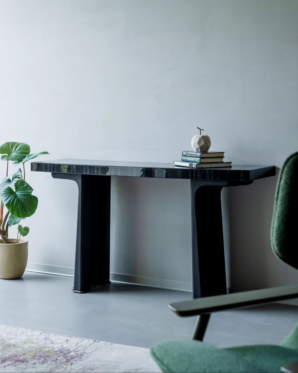 IDUS_Furniture's tweet image. Viewing the world from new perspectives.⁣ immersed in an atmosphere of modernity and artistic expression, the Jade Console stands gracefully against a backdrop adorned with captivating artwork.

#DesignPerspectives #ArtisticExpression #Console #CreativeFusion #ModernDesign