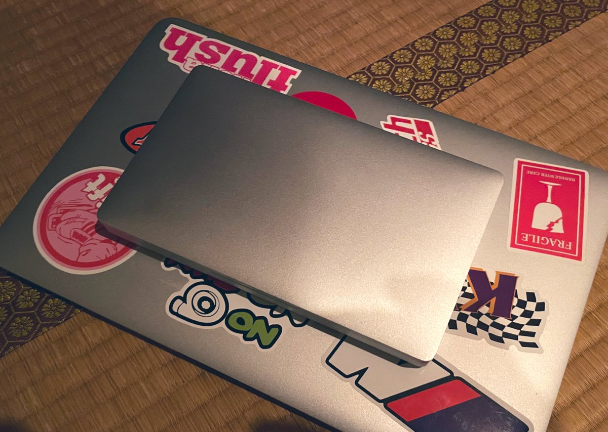 gadget_enta's tweet photo. 久しぶりにPC購入
「GPD pocket(初代)」ポケットサイズのUMPCです
Macbookと比べるとちっちゃいMacみたいとも言われてる
#UMPC
#GPD
#GPDpocket https://t.co/qYvTR1hVHv