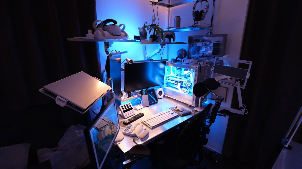 shingo_lab's tweet photo. 部屋が大変なことになってきた笑

#roomtour #ルームツアー #desktour #デスクツアー #デスク周り #ゲーミングPC #desksetup https://t.co/NQeRfFuxQU