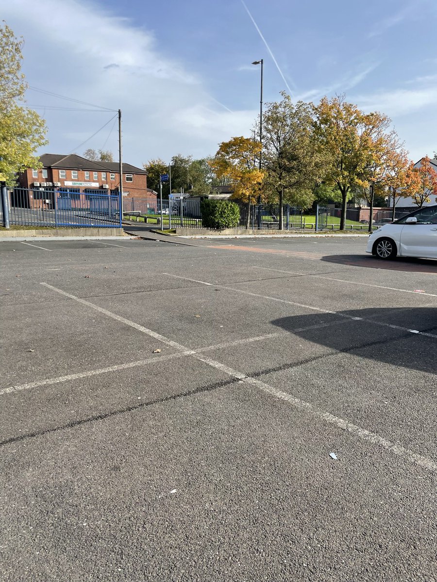 PanseyPotter's tweet photo. Wow look at this car park, it’s empty. Normally it’s full at 1.30pm Saturday afternoon. Oh dear @TamesideCouncil  car parking fee increase will most definitely affect local businesses.  #ashtonmarket #ashtonunderlynne #tameside #carparkfees #shoplocal https://t.co/MIFPSJVvi9
