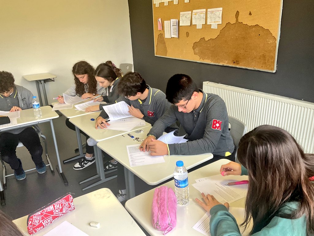 11th and 12th graders putting in the extra hours in their TOEFL class, striving for excellence! 🌎🎓 This is the first step on their journey to top international universities.
#TOEFLPrep
@bahcesehir_k12 @ureyenerchngr @hakanoztrk_