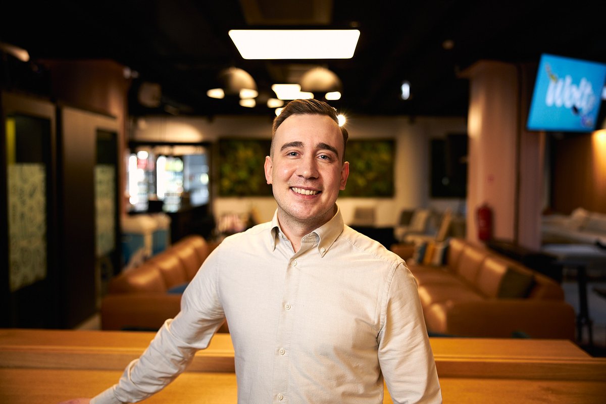 Vapan entiset harjoittelijat ovat työllistyneet mitä erilaisimpiin rooleihin. <a href="/Jani_Jaakko/">Jani Hellström</a> työskentelee nyt Woltilla viestintäpäällikkönä. Mitä hän neuvoo uusille harjoittelijoille ja työuraansa aloitteleville? Lue hänen ja kahden ex-vapalaisen ajatuksia: vapamedia.fi/jutut/mita-kuu…