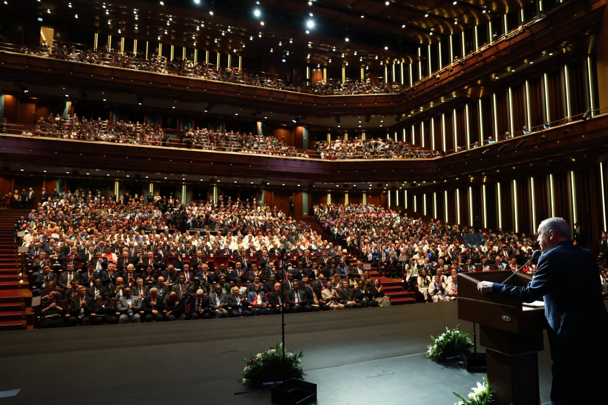 RTErdogan's tweet photo. 2023-2024 Akademik Yılımızın ülkemize, milletimize, hocalarımıza ve sevgili öğrencilerimize hayırlar getirmesini Rabbimden niyaz ediyorum.

Yükseköğretim Kurulumuzun 2023 Üstün Başarı Ödülleri’ni takdim ettiğimiz bilim insanlarımızı ve üniversitelerimizi tebrik ediyorum.         
2002 yılında %14 olan yükseköğretimde net okullaşma oranı 3 kattan fazla artışla 2023 senesinde %45’e yükseldi.

Ülkemizde yükseköğretimde kız-erkek eşitliği oranı 0,98 ile tam eşitlik durumuna çok yakın…

7 milyonun üzerindeki öğrenci sayımızla Avrupa Yükseköğretim Alanında kayıtlı öğrenci sayısı bakımından ilk sıralarda yer alıyoruz.

Tam 198 ülkeden gelen 340 bine yakın öğrenciyle dünyada en fazla uluslararası öğrencinin bulunduğu ilk 10 devlet arasındayız.

22 sene önce 70 bin olan toplam öğretim elemanı sayısı üç kat artışla bugün 184 binin üzerine çıktı.
Profesör sayımızı 9 bin 396’dan 32 bin 488’e, doçent sayımızı 5 bin 367’den 20 bin 768’e, doktor öğretim üyesi sayımızı ise 11 bin 190’dan 71 bin 700’e ulaştırdık.

Toplam öğretim elemanlarının %46’sının kadın olması bizim için ayrı bir mutluluk kaynağıdır.

Bu sene ilk defa, daha önce yükseköğretim imkânı bulamamış 34 yaş üstü kadınlar için devlete ait yükseköğretim kurumlarında 21 bin kişilik ek kontenjan ayırdık.

Ayrıca şehit ve gazi yakınlarımız için vakıf yükseköğretim kurumlarında 3 bin 774 kişilik kontenjan oluşturduk.
Bu kazanımlardan geriye gidişe kesinlikle izin vermeyeceğiz.

Üniversitelerimizin bir daha asla yasakla, baskıyla, kavgayla veya ideolojik dayatmalarla anılmasına müsaade etmeyeceğiz.

Üniversitelerimiz ve akademisyenlerimizle gurur duyduğumuzu, kendilerinden daha nice başarılar beklediğimizi bir kez daha altını çizerek ifade etmek istiyorum.

İnşallah ilme, bilime, kültüre ve eğitime dair yapılacak her türlü nitelikli çalışmanın yanında olmayı sürdüreceğiz.