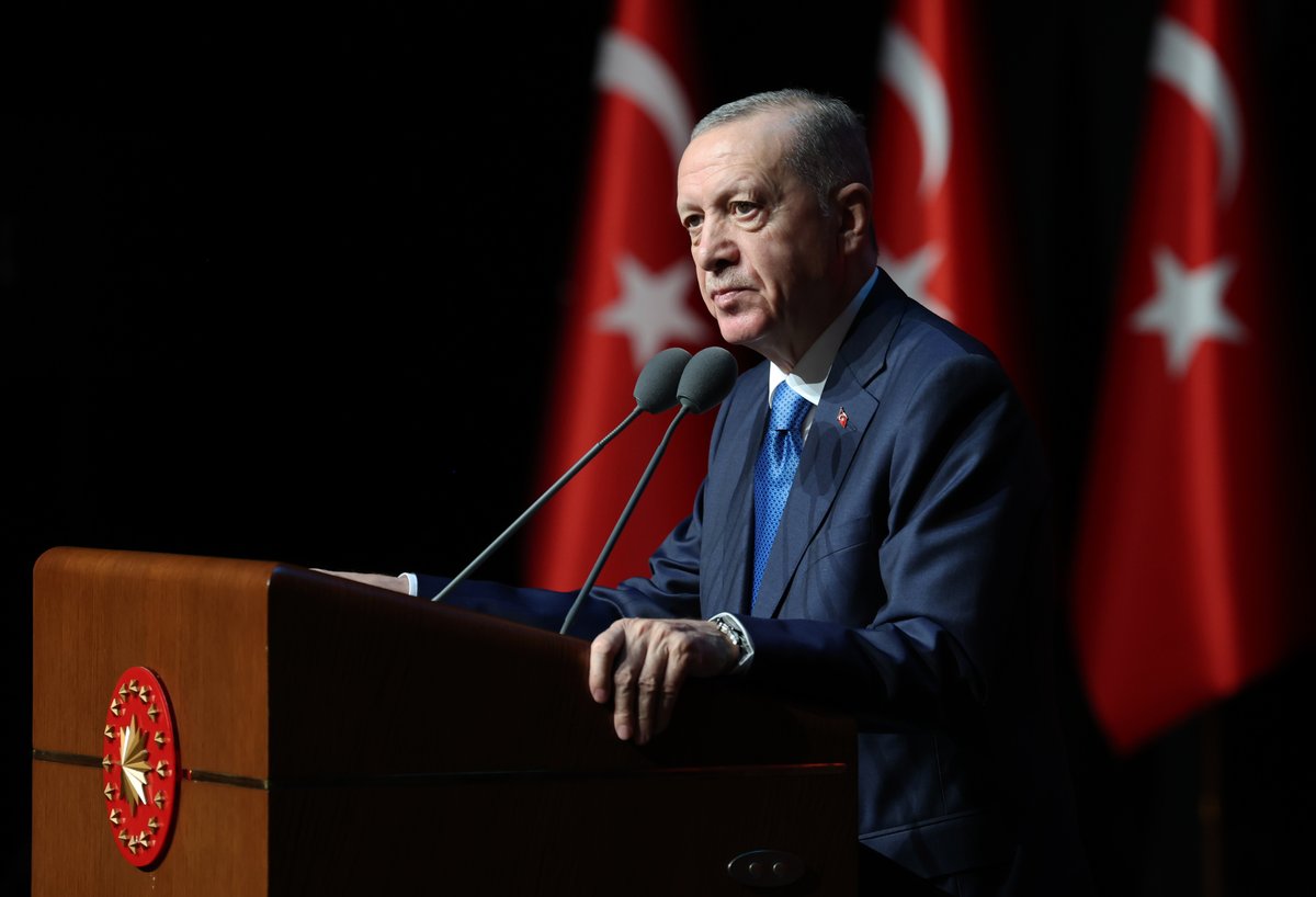 RTErdogan's tweet photo. 2023-2024 Akademik Yılımızın ülkemize, milletimize, hocalarımıza ve sevgili öğrencilerimize hayırlar getirmesini Rabbimden niyaz ediyorum.

Yükseköğretim Kurulumuzun 2023 Üstün Başarı Ödülleri’ni takdim ettiğimiz bilim insanlarımızı ve üniversitelerimizi tebrik ediyorum.         
2002 yılında %14 olan yükseköğretimde net okullaşma oranı 3 kattan fazla artışla 2023 senesinde %45’e yükseldi.

Ülkemizde yükseköğretimde kız-erkek eşitliği oranı 0,98 ile tam eşitlik durumuna çok yakın…

7 milyonun üzerindeki öğrenci sayımızla Avrupa Yükseköğretim Alanında kayıtlı öğrenci sayısı bakımından ilk sıralarda yer alıyoruz.

Tam 198 ülkeden gelen 340 bine yakın öğrenciyle dünyada en fazla uluslararası öğrencinin bulunduğu ilk 10 devlet arasındayız.

22 sene önce 70 bin olan toplam öğretim elemanı sayısı üç kat artışla bugün 184 binin üzerine çıktı.
Profesör sayımızı 9 bin 396’dan 32 bin 488’e, doçent sayımızı 5 bin 367’den 20 bin 768’e, doktor öğretim üyesi sayımızı ise 11 bin 190’dan 71 bin 700’e ulaştırdık.

Toplam öğretim elemanlarının %46’sının kadın olması bizim için ayrı bir mutluluk kaynağıdır.

Bu sene ilk defa, daha önce yükseköğretim imkânı bulamamış 34 yaş üstü kadınlar için devlete ait yükseköğretim kurumlarında 21 bin kişilik ek kontenjan ayırdık.

Ayrıca şehit ve gazi yakınlarımız için vakıf yükseköğretim kurumlarında 3 bin 774 kişilik kontenjan oluşturduk.
Bu kazanımlardan geriye gidişe kesinlikle izin vermeyeceğiz.

Üniversitelerimizin bir daha asla yasakla, baskıyla, kavgayla veya ideolojik dayatmalarla anılmasına müsaade etmeyeceğiz.

Üniversitelerimiz ve akademisyenlerimizle gurur duyduğumuzu, kendilerinden daha nice başarılar beklediğimizi bir kez daha altını çizerek ifade etmek istiyorum.

İnşallah ilme, bilime, kültüre ve eğitime dair yapılacak her türlü nitelikli çalışmanın yanında olmayı sürdüreceğiz.