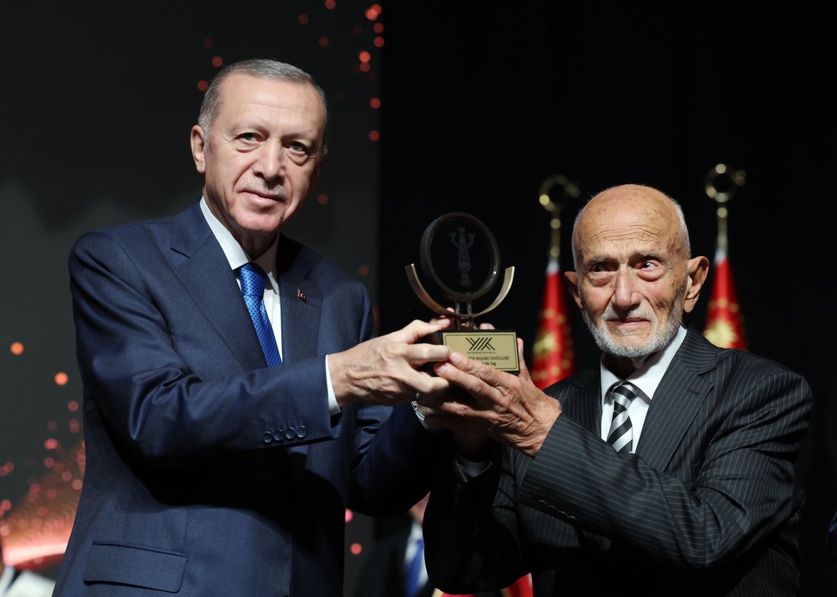 RTErdogan's tweet photo. 2023-2024 Akademik Yılımızın ülkemize, milletimize, hocalarımıza ve sevgili öğrencilerimize hayırlar getirmesini Rabbimden niyaz ediyorum.

Yükseköğretim Kurulumuzun 2023 Üstün Başarı Ödülleri’ni takdim ettiğimiz bilim insanlarımızı ve üniversitelerimizi tebrik ediyorum.         
2002 yılında %14 olan yükseköğretimde net okullaşma oranı 3 kattan fazla artışla 2023 senesinde %45’e yükseldi.

Ülkemizde yükseköğretimde kız-erkek eşitliği oranı 0,98 ile tam eşitlik durumuna çok yakın…

7 milyonun üzerindeki öğrenci sayımızla Avrupa Yükseköğretim Alanında kayıtlı öğrenci sayısı bakımından ilk sıralarda yer alıyoruz.

Tam 198 ülkeden gelen 340 bine yakın öğrenciyle dünyada en fazla uluslararası öğrencinin bulunduğu ilk 10 devlet arasındayız.

22 sene önce 70 bin olan toplam öğretim elemanı sayısı üç kat artışla bugün 184 binin üzerine çıktı.
Profesör sayımızı 9 bin 396’dan 32 bin 488’e, doçent sayımızı 5 bin 367’den 20 bin 768’e, doktor öğretim üyesi sayımızı ise 11 bin 190’dan 71 bin 700’e ulaştırdık.

Toplam öğretim elemanlarının %46’sının kadın olması bizim için ayrı bir mutluluk kaynağıdır.

Bu sene ilk defa, daha önce yükseköğretim imkânı bulamamış 34 yaş üstü kadınlar için devlete ait yükseköğretim kurumlarında 21 bin kişilik ek kontenjan ayırdık.

Ayrıca şehit ve gazi yakınlarımız için vakıf yükseköğretim kurumlarında 3 bin 774 kişilik kontenjan oluşturduk.
Bu kazanımlardan geriye gidişe kesinlikle izin vermeyeceğiz.

Üniversitelerimizin bir daha asla yasakla, baskıyla, kavgayla veya ideolojik dayatmalarla anılmasına müsaade etmeyeceğiz.

Üniversitelerimiz ve akademisyenlerimizle gurur duyduğumuzu, kendilerinden daha nice başarılar beklediğimizi bir kez daha altını çizerek ifade etmek istiyorum.

İnşallah ilme, bilime, kültüre ve eğitime dair yapılacak her türlü nitelikli çalışmanın yanında olmayı sürdüreceğiz.