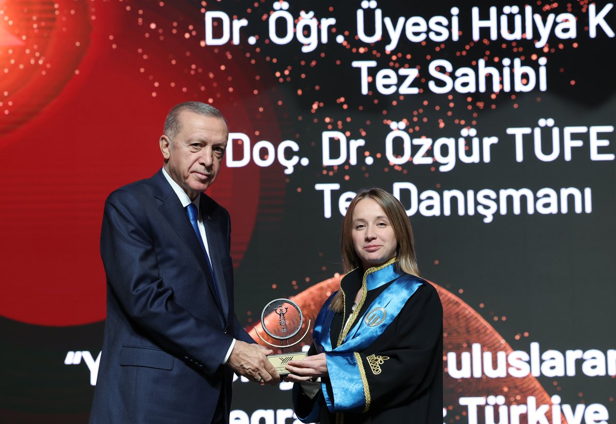 RTErdogan's tweet photo. 2023-2024 Akademik Yılımızın ülkemize, milletimize, hocalarımıza ve sevgili öğrencilerimize hayırlar getirmesini Rabbimden niyaz ediyorum.

Yükseköğretim Kurulumuzun 2023 Üstün Başarı Ödülleri’ni takdim ettiğimiz bilim insanlarımızı ve üniversitelerimizi tebrik ediyorum.         
2002 yılında %14 olan yükseköğretimde net okullaşma oranı 3 kattan fazla artışla 2023 senesinde %45’e yükseldi.

Ülkemizde yükseköğretimde kız-erkek eşitliği oranı 0,98 ile tam eşitlik durumuna çok yakın…

7 milyonun üzerindeki öğrenci sayımızla Avrupa Yükseköğretim Alanında kayıtlı öğrenci sayısı bakımından ilk sıralarda yer alıyoruz.

Tam 198 ülkeden gelen 340 bine yakın öğrenciyle dünyada en fazla uluslararası öğrencinin bulunduğu ilk 10 devlet arasındayız.

22 sene önce 70 bin olan toplam öğretim elemanı sayısı üç kat artışla bugün 184 binin üzerine çıktı.
Profesör sayımızı 9 bin 396’dan 32 bin 488’e, doçent sayımızı 5 bin 367’den 20 bin 768’e, doktor öğretim üyesi sayımızı ise 11 bin 190’dan 71 bin 700’e ulaştırdık.

Toplam öğretim elemanlarının %46’sının kadın olması bizim için ayrı bir mutluluk kaynağıdır.

Bu sene ilk defa, daha önce yükseköğretim imkânı bulamamış 34 yaş üstü kadınlar için devlete ait yükseköğretim kurumlarında 21 bin kişilik ek kontenjan ayırdık.

Ayrıca şehit ve gazi yakınlarımız için vakıf yükseköğretim kurumlarında 3 bin 774 kişilik kontenjan oluşturduk.
Bu kazanımlardan geriye gidişe kesinlikle izin vermeyeceğiz.

Üniversitelerimizin bir daha asla yasakla, baskıyla, kavgayla veya ideolojik dayatmalarla anılmasına müsaade etmeyeceğiz.

Üniversitelerimiz ve akademisyenlerimizle gurur duyduğumuzu, kendilerinden daha nice başarılar beklediğimizi bir kez daha altını çizerek ifade etmek istiyorum.

İnşallah ilme, bilime, kültüre ve eğitime dair yapılacak her türlü nitelikli çalışmanın yanında olmayı sürdüreceğiz.