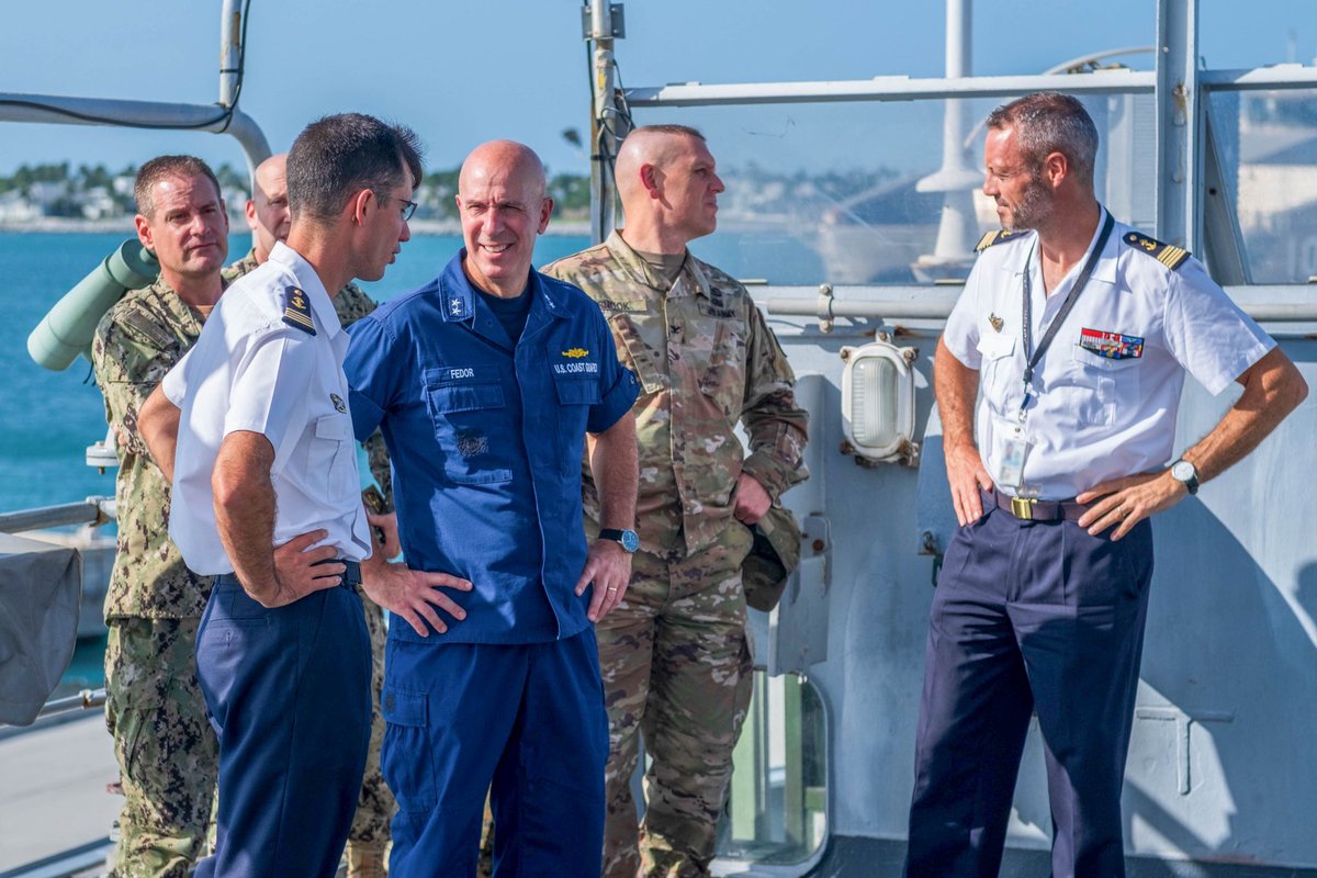FAA_Officiel's tweet photo. In accordance with 🇫🇷 🇺🇸 friendship, Germinal and USCG Charles David crew’s conducted mutual visits on respective ships #counterdrugops 
@USGC @Southcom @jiatfs https://t.co/6NMty7zXys