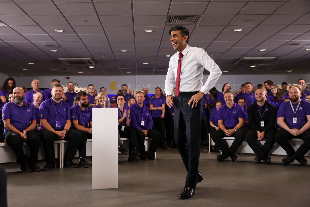RishiSunak's tweet image. Enjoyed chatting with @currys staff in Nottingham about the long-term decisions I'm taking to build a brighter future.

From investing in hundreds of transport projects across the North and Midlands to reaching Net Zero in a pragmatic way, I'm determined to change our country.