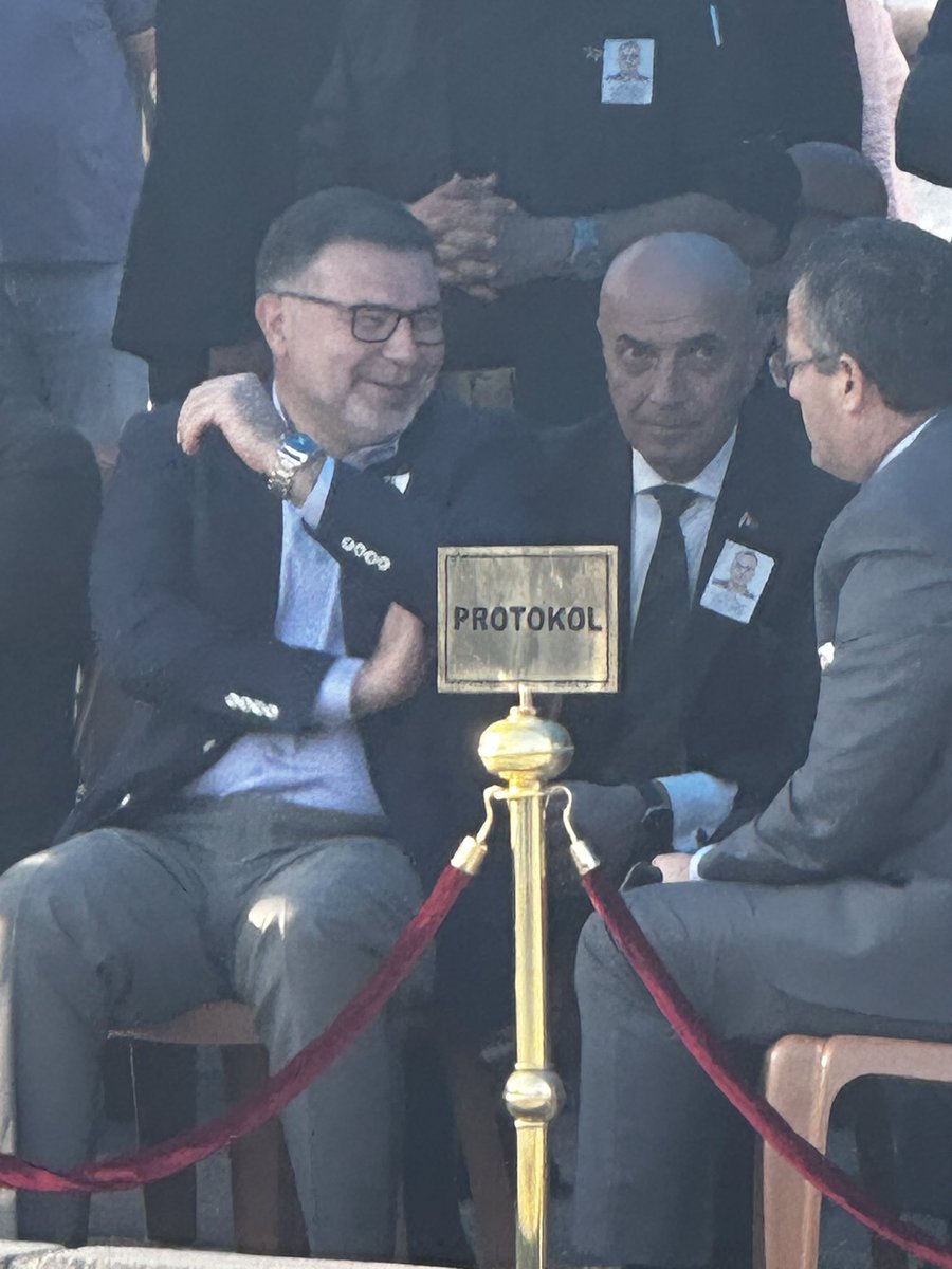 cevheritv's tweet photo. Fotoğraf Suriye'de şehit olan Özel Harekatçı Hüseyin Şimşek'in cenazesinden. Göğsünde şehidin fotoğrafıyla cenazede kahkahalarla gülen, yanındakilerle geyiğin dibine vuran kişi AKP İzmir İl Başkanı Bilal Saygılı. 
Adına cami yaptırıp, Cumhurbaşkanına açılışını yaptırtan Bilal.
Bu kalpsizler semirsin diye evladın toprağa düşüyor, ağlıyorsun annecim.