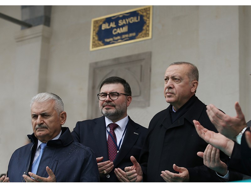 cevheritv's tweet photo. Fotoğraf Suriye'de şehit olan Özel Harekatçı Hüseyin Şimşek'in cenazesinden. Göğsünde şehidin fotoğrafıyla cenazede kahkahalarla gülen, yanındakilerle geyiğin dibine vuran kişi AKP İzmir İl Başkanı Bilal Saygılı. 
Adına cami yaptırıp, Cumhurbaşkanına açılışını yaptırtan Bilal.
Bu kalpsizler semirsin diye evladın toprağa düşüyor, ağlıyorsun annecim.