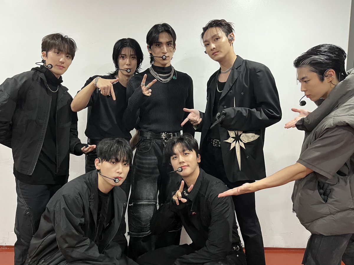 SF9_FANCLUB's tweet photo. [📸] 2023 SF9 FAN-CON ONE DAY PROJECT OF9 - FANDORA- in Seoul

FANTASY의 반짝이는 지구봉과✨
큰 응원소리로 SF9 마음을 unlock🗝️

#SF9 #에스에프나인 #unlock_FANDORA https://t.co/GNE5VLZPdq