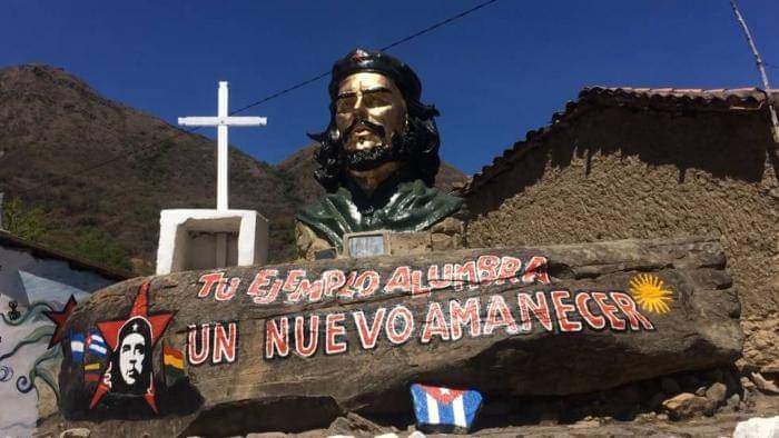 Monumento dedicado al Che en La Higuera, Bolivia; Conjunto Escultórico en Santa Clara, Cuba; pero este hombre vive en el Corazón y la memoria del pueblo de Cuba y el quehacer de los colaboradores de la #Salud en muchas partes del mundo. #CubaCoopera #60AñosSalvandoVidas