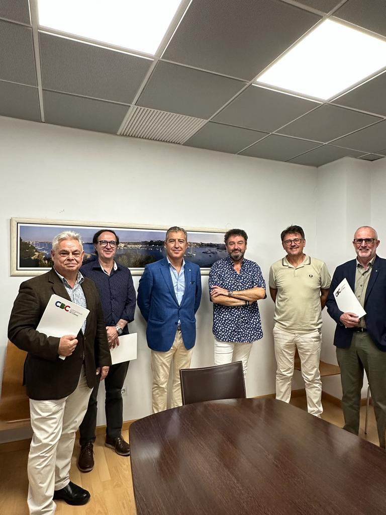 El comercio exige al Govern unos presupuestos para el sector más acordes a la realidad 
La Directiva de la CBC en pleno se ha reunido con el director general de Comercio, José Antonio Caldés, para abordar la problemática en general del comercio de Baleares
federacionafedeco.es/ES/noticias/El…