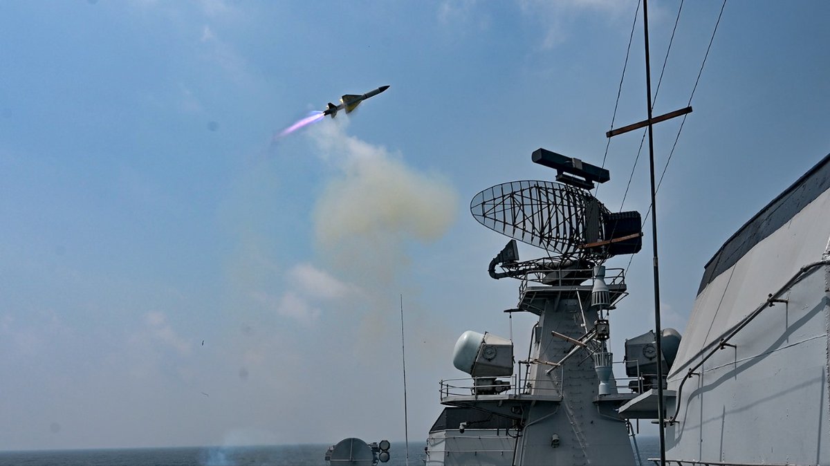 SpokespersonMoD's tweet photo. Vice Adm Rajesh Pendharkar, Flag Officer Commanding-in-Chief, Eastern Naval Command reviewed the operational readiness of the Eastern Fleet at sea.

More: https://t.co/cui0bguW4F

@rajnathsingh 
@giridhararamane 
@indiannavy 
@PIB_India https://t.co/gHe7J6VblQ