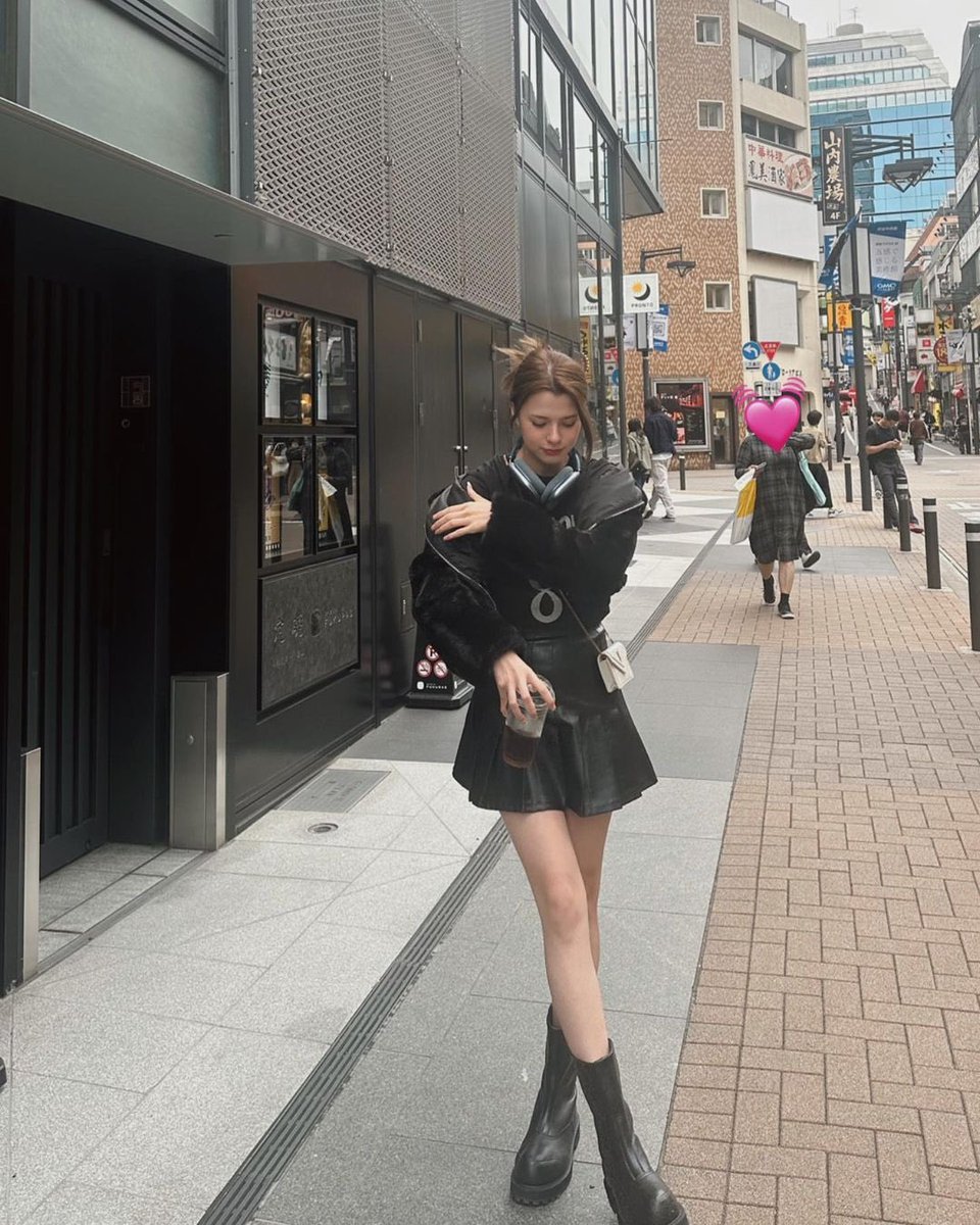 intosrchalisa's tweet image. is this the “freen was taking thousand of pictures of becky?” 👀

#beckysangels