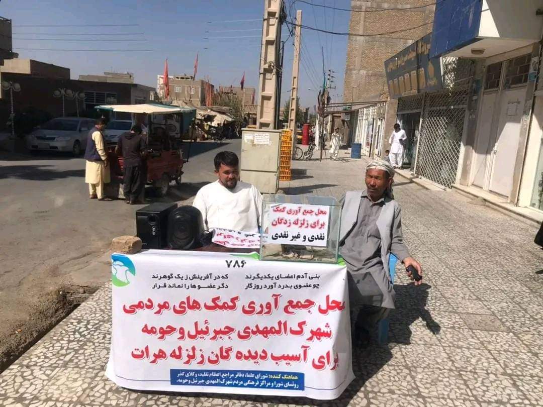 Adela_Sharifi's tweet photo. همدلی، دست‌گیری و کمک شهرک المهدی جبراییل و شهرک‌های حومه‌ی هرات برای زلزله زدگان. 
در شرایط بحرانی و اضطراری خوب است همه در کنار هم‌دیگر بایستند.
#HeratEarthquake https://t.co/D5oeTiHGYq