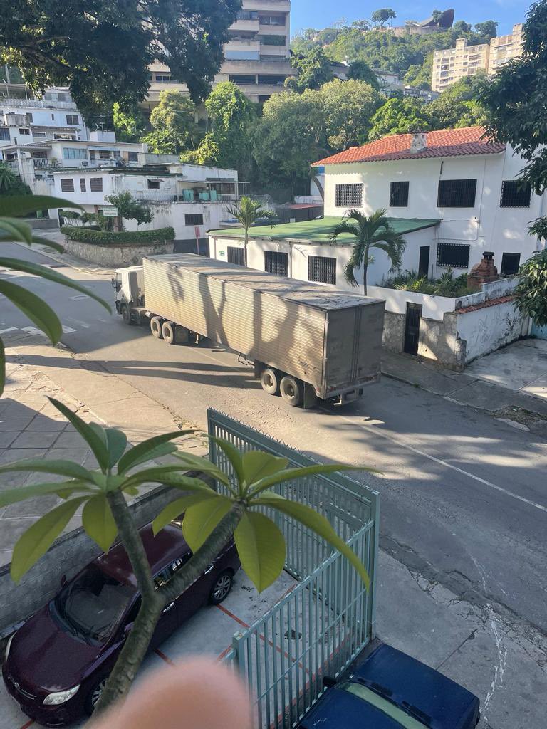 CBMactiva's tweet image. 09 OCT Lunes 8:30am Vecinos de Colinas de Bello Monte en Caracas denuncian circulación de enormes gandolas  en zona estrictamente residencial. 
📍 Av Caure rumbo a calle Chama 
@AlcaldiaBaruta