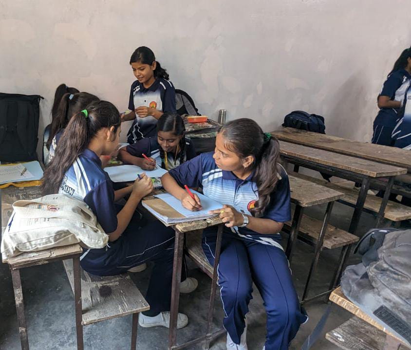 PRIA_India's tweet photo. #fieldvisit in #Lucknow -
Interactive session with #adolescent girls highlighting use of various #digital platforms and talking about #socialtaboos that surround a girl or women when she engages with them.
#digitaltrust
@aaptiinstitute @BMGFIndia @RTandon_PRIA @KaustuvK https://t.co/xnnYQmejd8