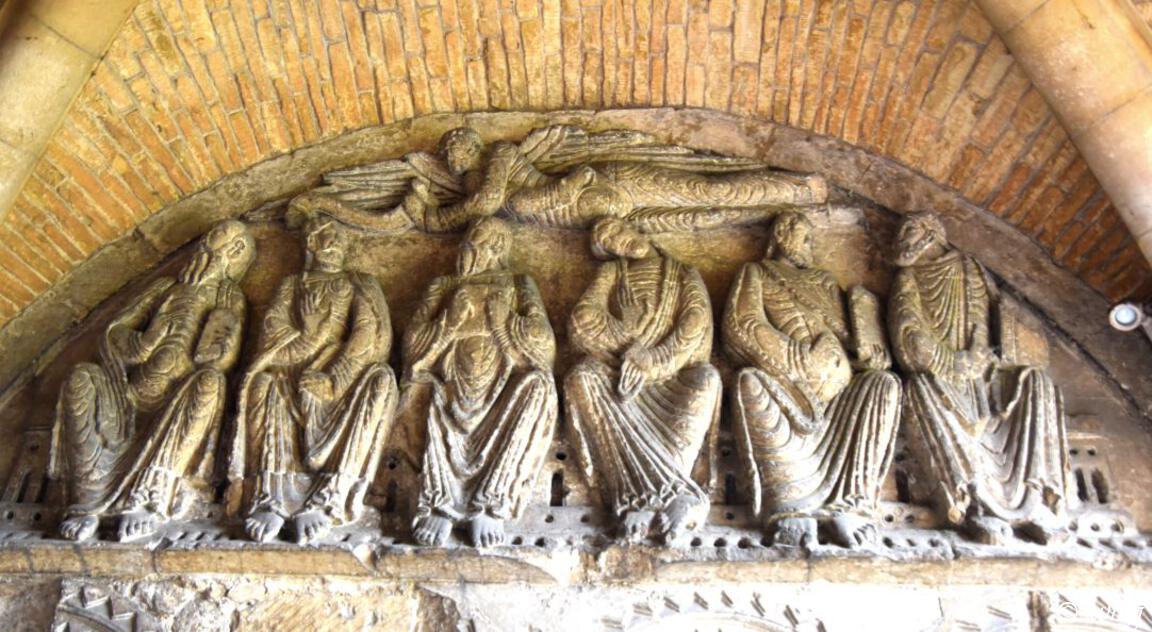 #MedievalMonday 6 of the 12 apostles in the porch of #MalmesburyAbbey, note the angel flying over the heads of the apostles (The sculptors' art of fitting all their sculptures into a single tympanum) #Wiltshire