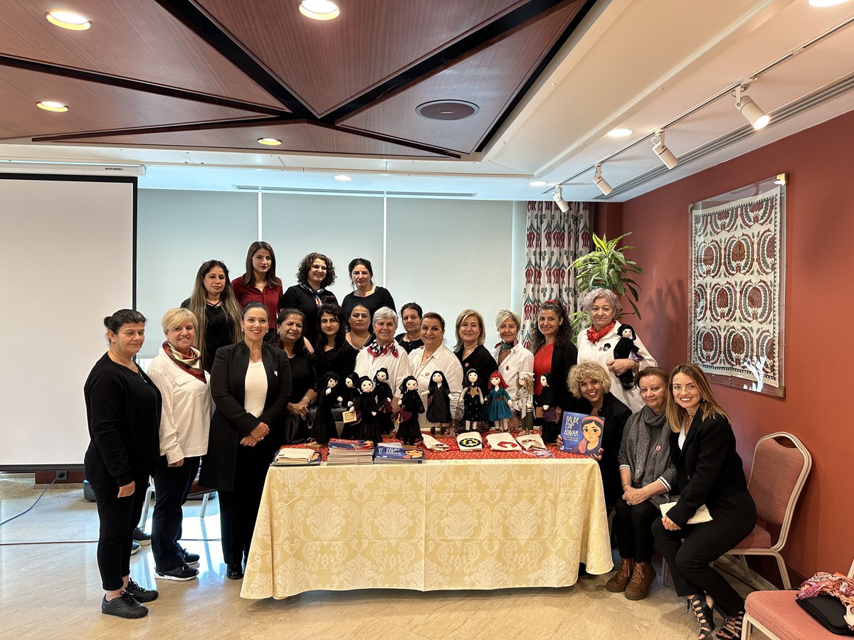Hatay’da depremde tüm umutlarını kaybeden kadınlarımız Ankara’da basın lansmanında. Emeklerini herkes duyuyor.  Aylardır tüm imkanlarını unutup bir şeyler üretmek için çabalıyorlar ve bugün ilk kez şehir dışındalar. Sonra minnet ve şükranlarımız için Ata’mızın huzuruna çıkacağız.