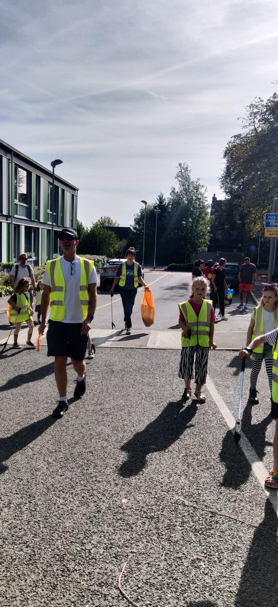 South Hill School Litter Picking Event on Sunday 8th October! What a lovely community event led by Mrs Tomsa with the music support of Mr Brathwaite.  Thank you to all those who joined in!