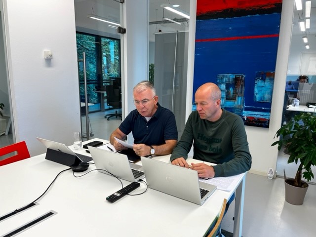 Ons bureau kent 11 varianten op het terrein van mediatrainingen. Als de klant dat wil, halen we alles uit de kast om hen mediaproof te maken. 

Meer weten over ons trainingsaanbod? Lees er hier meer over: sterkwerk.nl/wat-doen-we/me…