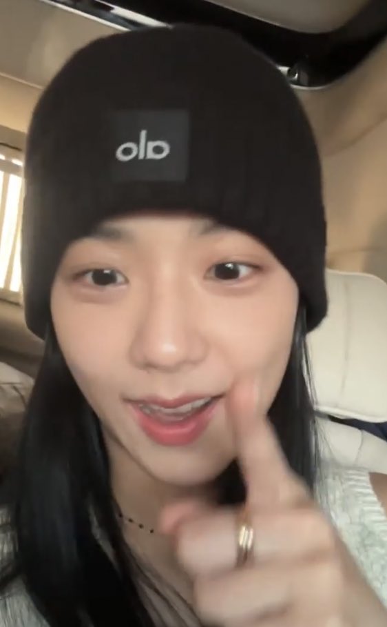 blackpinkbabo's tweet photo. Jisoo: “Who was it? Who told me to wear a puffer? And why do I listen so well? It was so hot so I came on to tell you” Blinks told her a few days ago that it’s going to be super cold and told her to dress warmly 😂 https://t.co/EpGjulcYDS