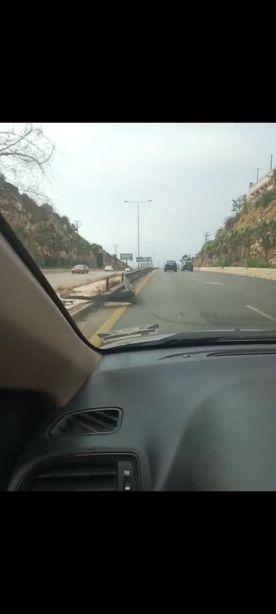 NajmJean's tweet photo. هيدي الحديدة على المسلك الشرقي لاوتوستراد بيروت طرابلس من بعد الكازينو...لبنان كلو شافا ما عدا المسؤولين عن صيانة الطرقات...برسم المعنيين من وزارة الاشغال وفرق الصيانة بلدية طبرجا ولو مش من مسؤوليتها @alihamie_lb https://t.co/Je1ebqFGCb