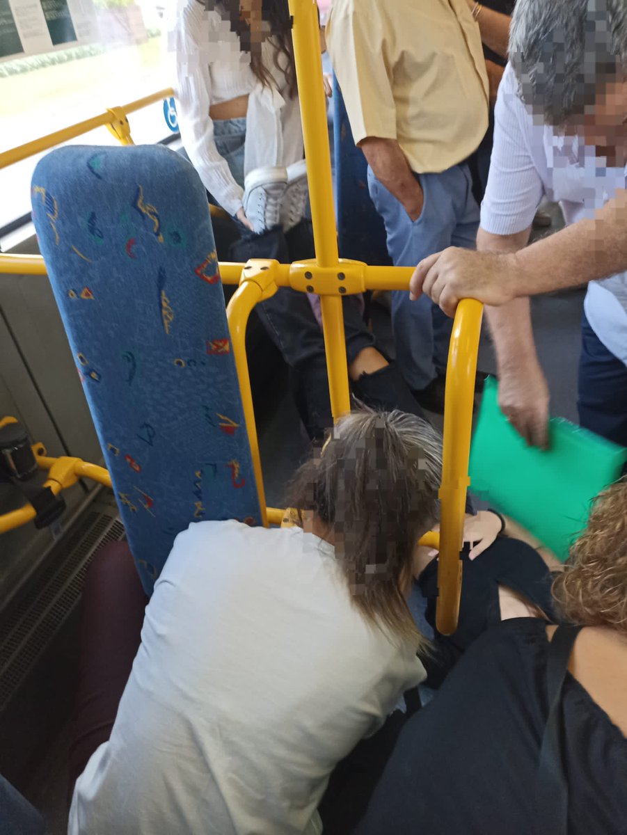 brujaroja84's tweet photo. 🚌El autobús de las 8:05 de @Alsa_autobuses jugó al escondite hoy, llegando a las 8:25 que no cabia ni un alfiler!
👇Pero no es ningún juego para las usuarias/os y trabajadores.
@IUAlcantarilla exigimos al Alcalde @JBuendiaGomez la ampliación del servicio en las horas puntas!⌛️ https://t.co/XjfBSWRKHb