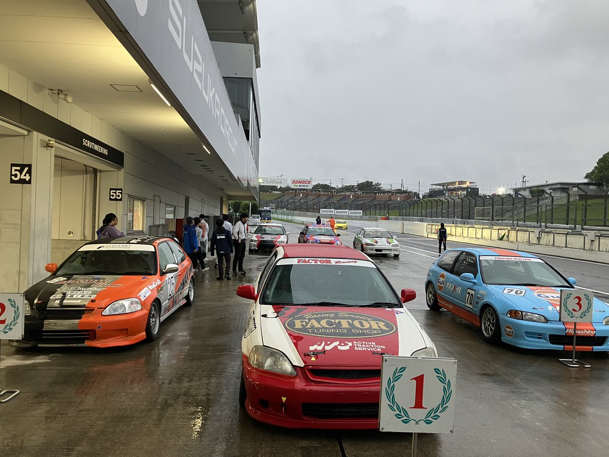 kakeru12_8's tweet photo. 2023年10/7.8鈴鹿クラブマンレースRound4 FFCクラス最終戦
ゼッケン25番AUTOMAXizumi★WM・EUROにて参戦させて頂きました。
予選総合6番手 　決勝2番手チェッカーでした。
エントリー数40台と多くのシビックドライバーの方々と走れてすごく楽しかったです。 https://t.co/JxnIKrkjA9