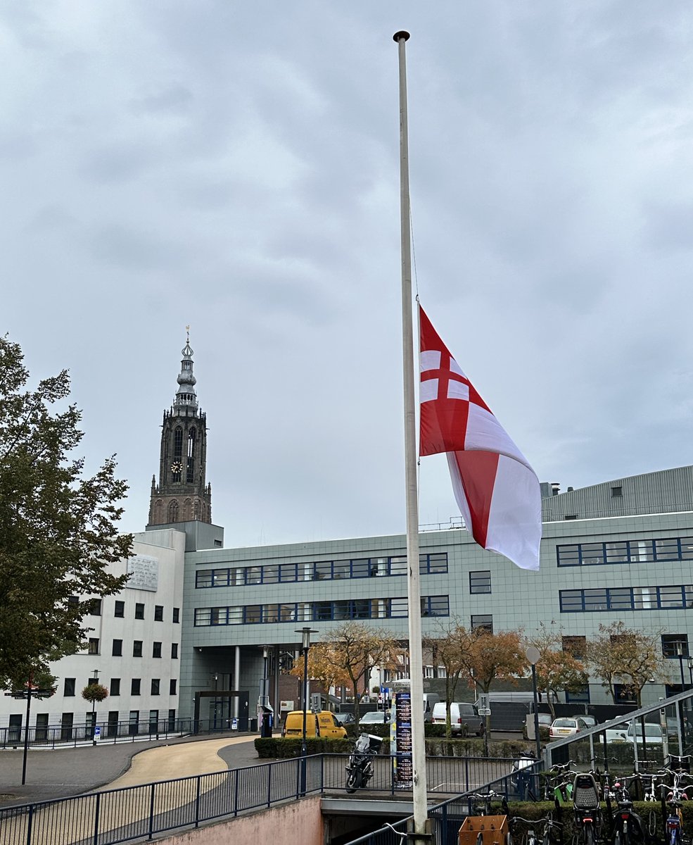 Gem_Amersfoort's tweet photo. Vandaag hangt de vlag van Amersfoort halfstok vanwege het gewelddadige weekeinde in het Midden-Oosten. Een oud conflict heeft in korte tijd veel slachtoffers gemaakt. Ook Amersfoorters hebben bekenden in het gebied in Israël en de Palestijnse gebieden. We leven met hen mee❤️ https://t.co/ljR2W1dyx8
