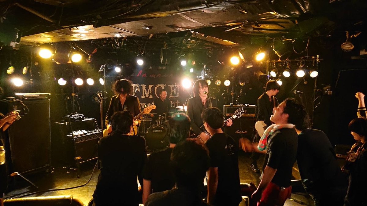 otherside_696's tweet photo. B.M.Wにとっては2年ぶりのTMGE Live Light　　演奏のウマさとかなんとか知らんけど過去１のパフォーマンスができたんじゃないかと思います。楽しかった。
ライブ中チラリと横をみるとベーシストの靴底が取れてたのと、主催まこっちゃんと初参戦した嫁のいい写真が撮れたのがハイライト https://t.co/IBItRIesWB