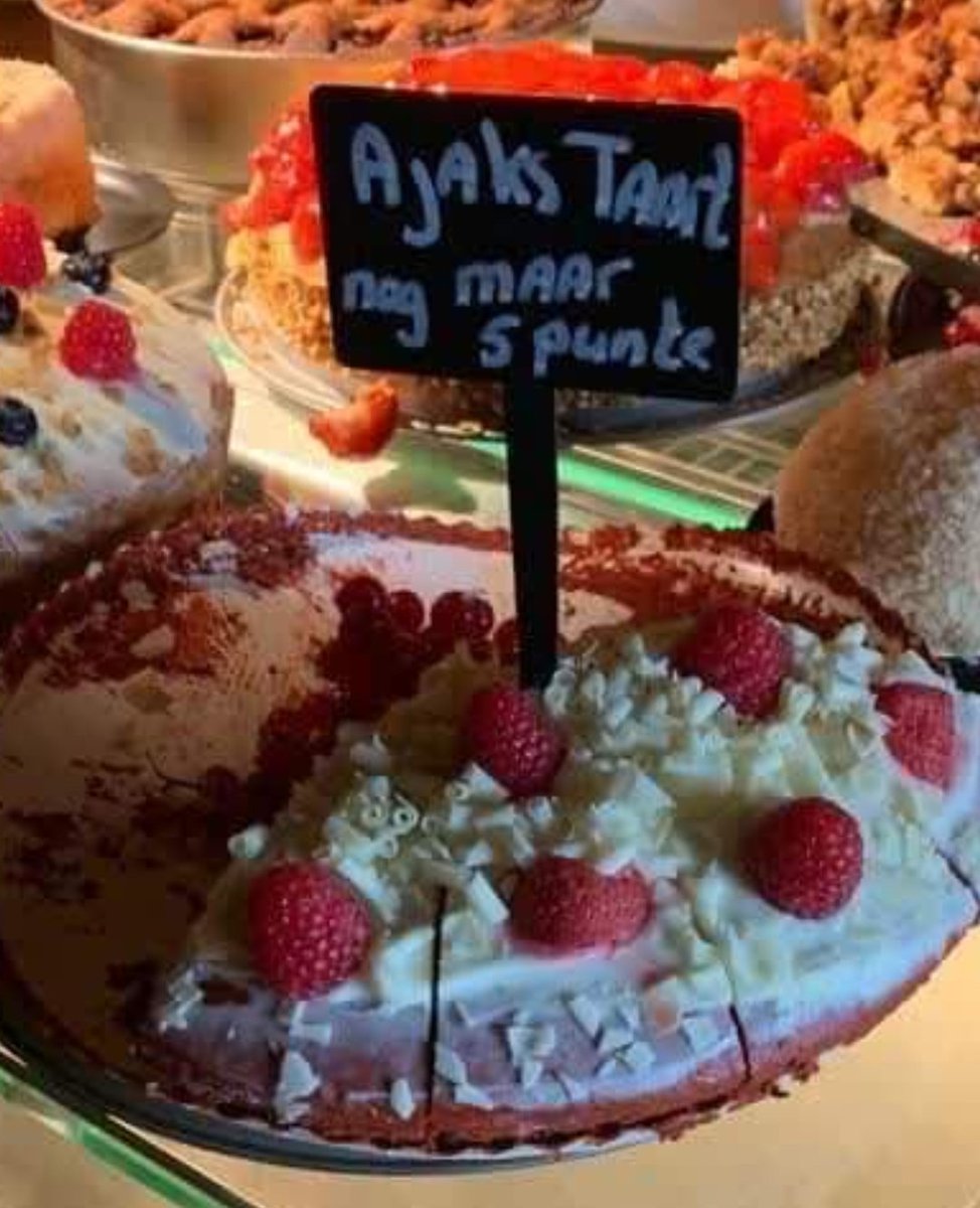 VCtjes's tweet image. Iemand een stukje Ajax taart?