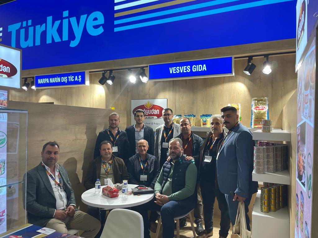 Meclis Üyelerimiz ile birlikte Almanya'nın Köln kentindeki Anuga Gıda Fuarı'nda Odamız üyesi DAĞYUDAN BULGUR firmasının standını ziyaret ederek, ilimizin dış ticaret potansiyelini, sektörel sorunları ve çözüm önerilerini istişare ettik.